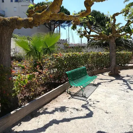 Vue Port Avec Parking Prive, Piscine, Parc, Boulodrome