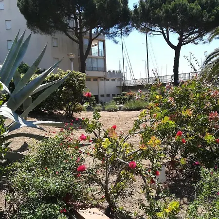 Vue Port Avec Parking Prive, Piscine, Parc, Boulodrome * Agde