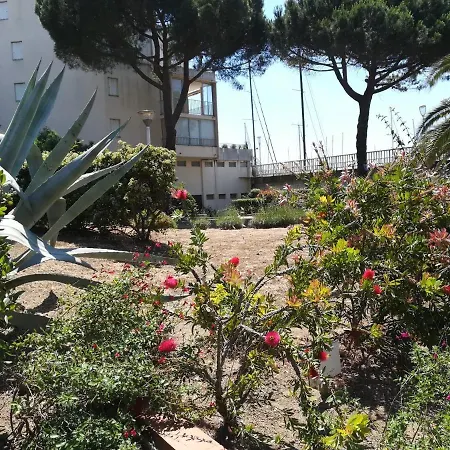 Vue Port Avec Parking Prive, Piscine, Parc, Boulodrome * Agde