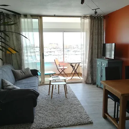 Vue Port Avec Parking Prive, Piscine, Parc, Boulodrome *