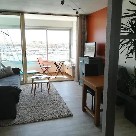 Vue Port Avec Parking Prive, Piscine, Parc, Boulodrome Agde